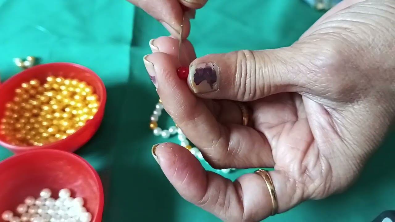 मोत्यांची बनवलेली ताटाभोवतीची नविन प्रकाराची महिरप 