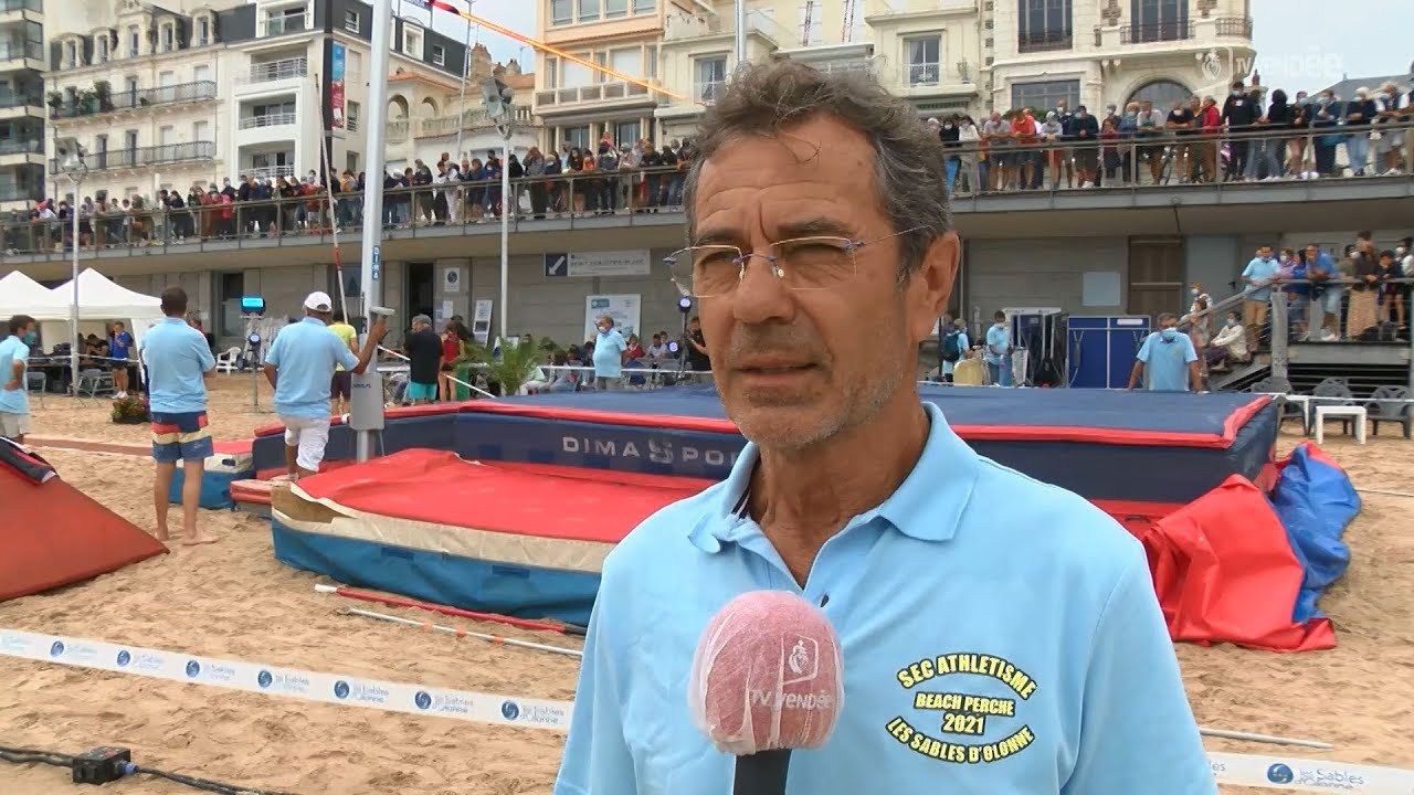 Un concours de saut &agrave; la perche sur la plage des Sables-d'Olonne