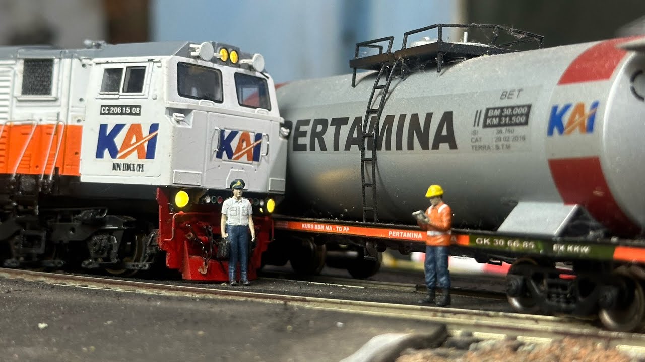 Kereta api MaLabar CC206 Menabrak KLB Ketel Pertamina yg terguling & Terpalang di Rel saat bersilang