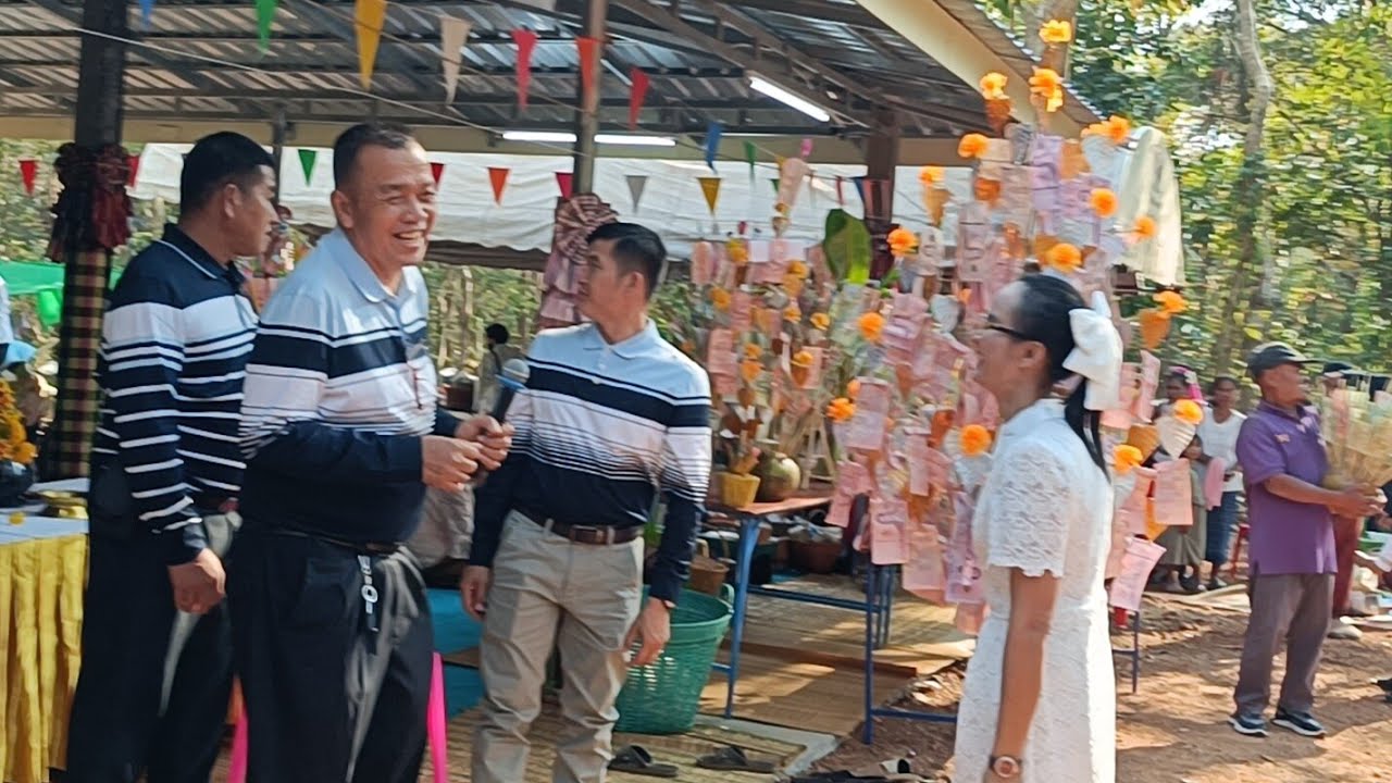 สด   ร่วมแห่ต้นมะพร้าวและต่อยอด