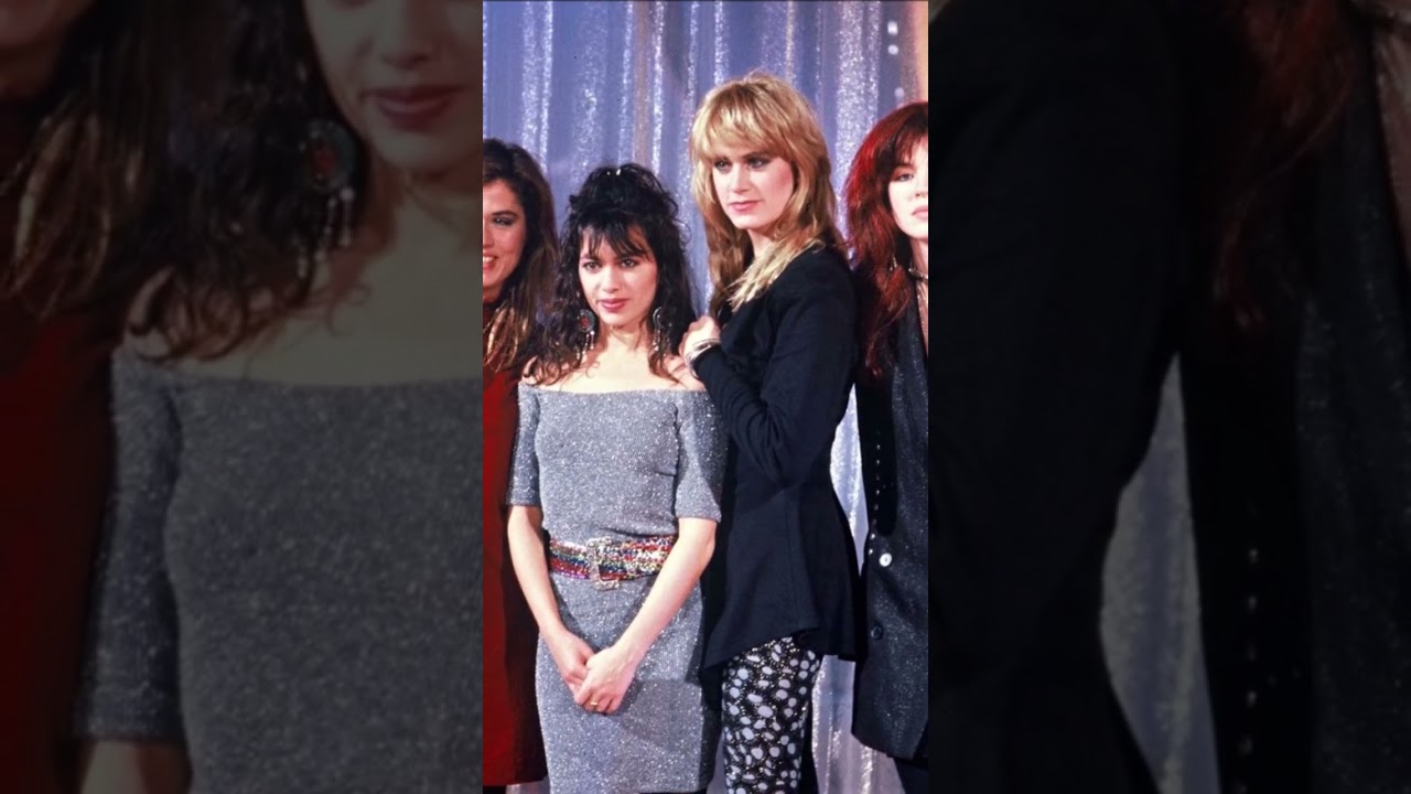 The Bangles – Walk Like an Egyptian 