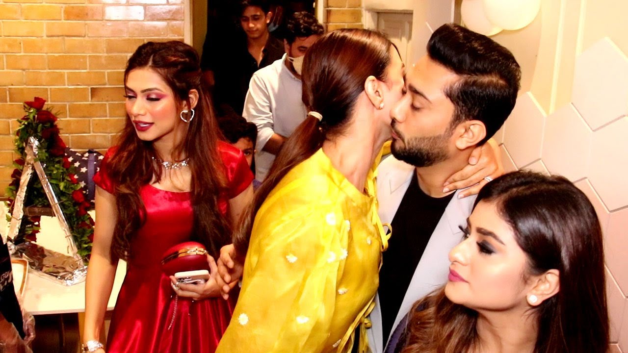 Zaid Darbar 0PENLY KISS Begum Gauhar Khan In Public During  Atrangz Studio Launch