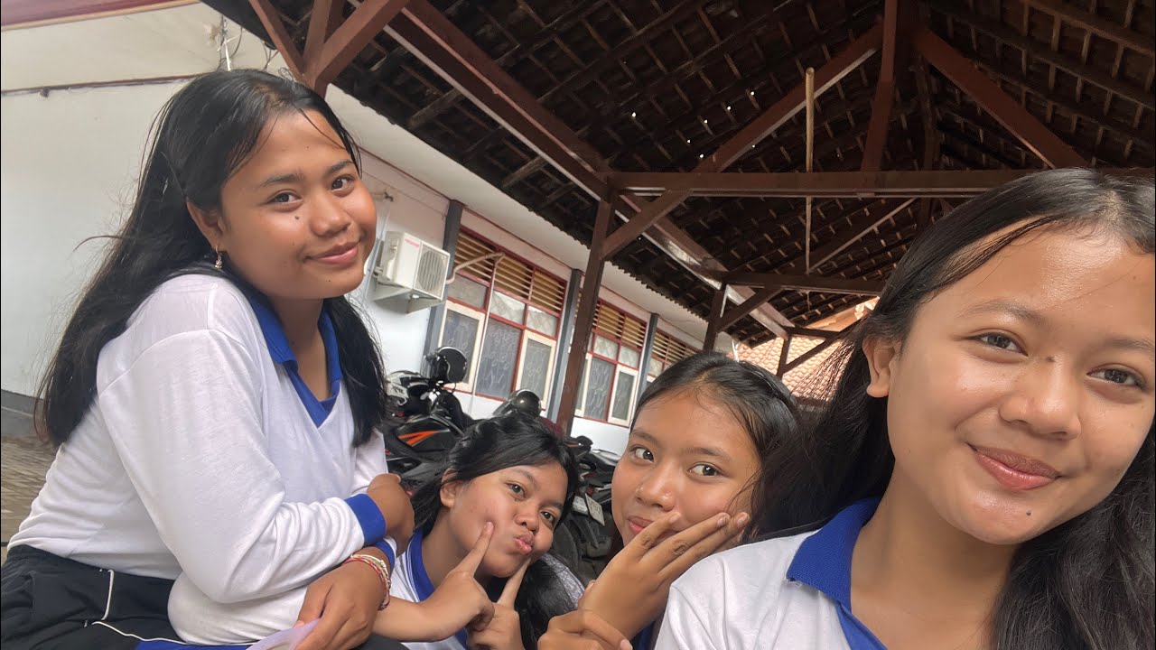 Bermain bersama teman teman