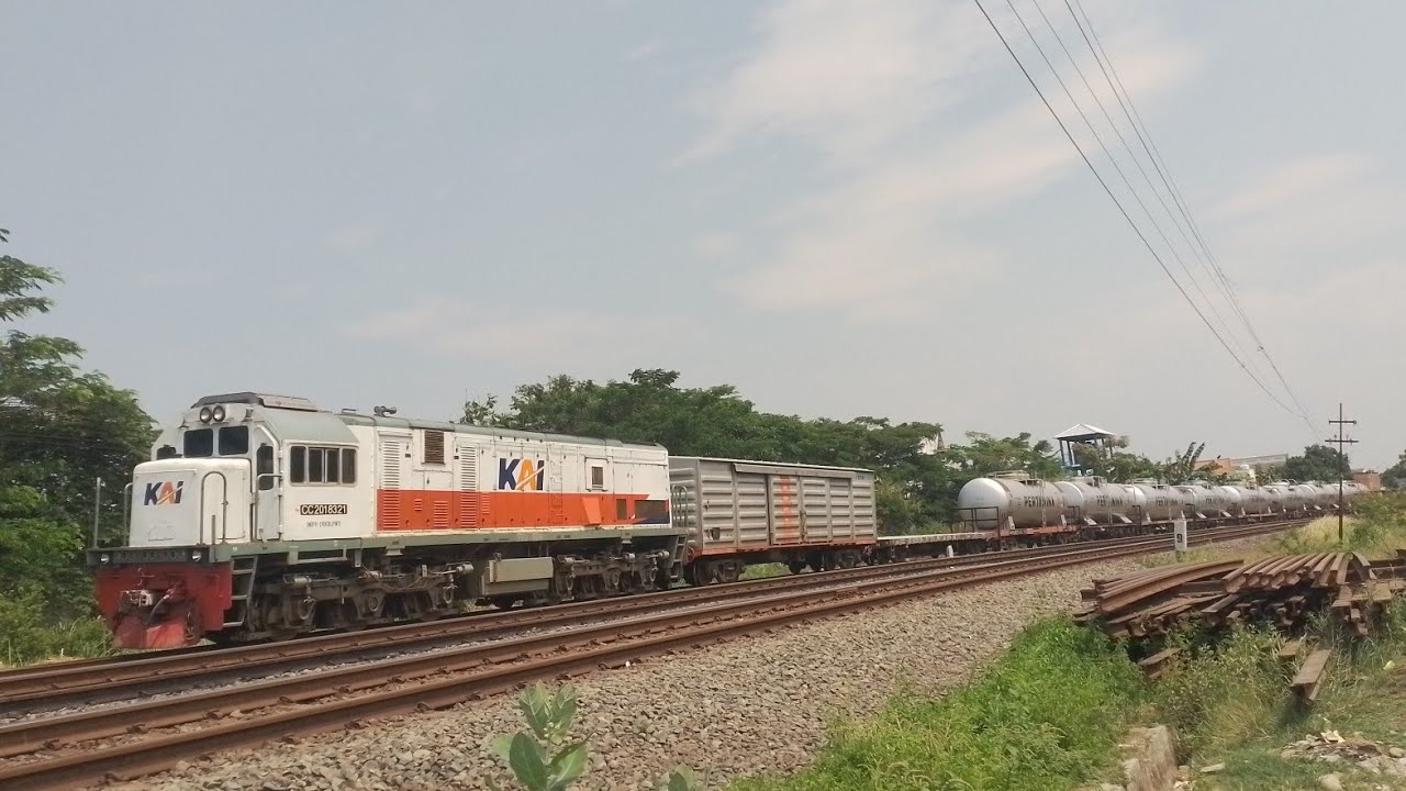 Momen unik kereta api luar biasa dengan susunan gt gd dan gb dan balik dengan lokomotif  jomblo :v 