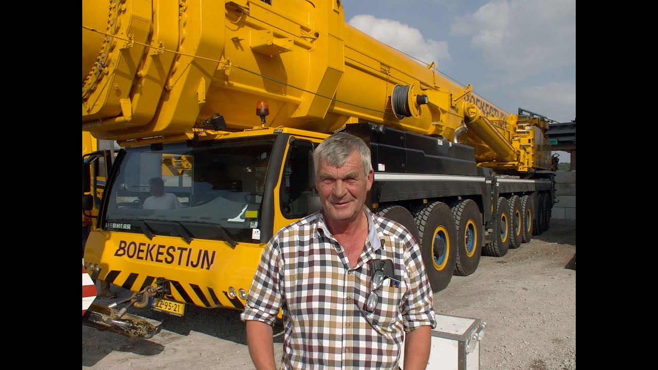 LIEBHERR superkraan legt brug op zijn plaats