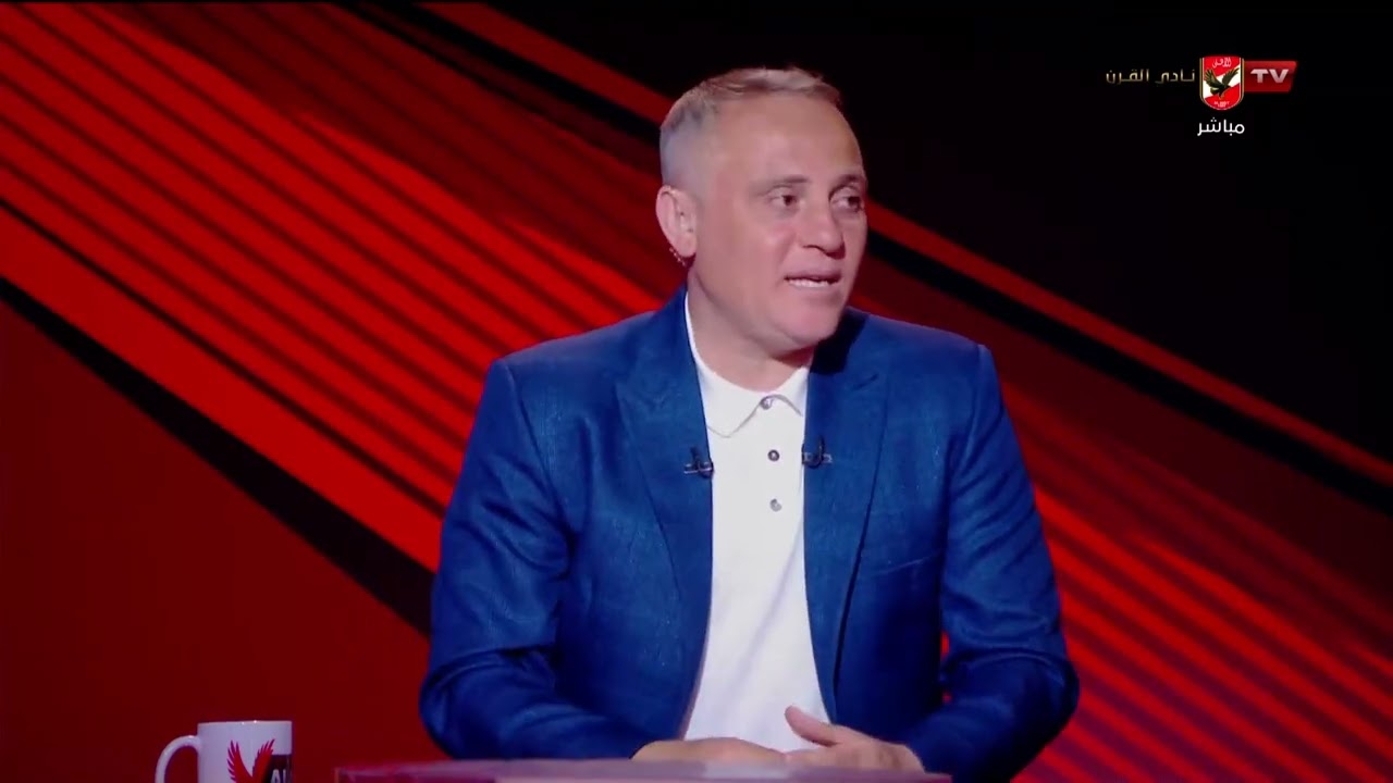تعليق حسام عاشور ومحمد الباز على دكة بدلاء النادي الأهلي وخط الدفاع #ستاد_الأهلي