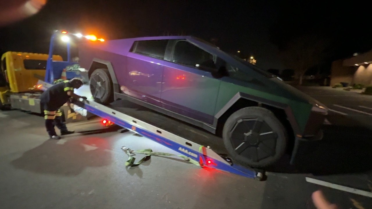 06: Погрузка Cybertruck на эвакуатор (платформу) Хулио Пересом из компании Great America Towing!