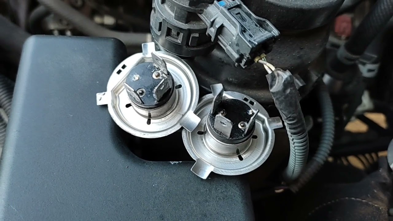 Como trocar as lâmpadas do farol / farolete da Hilux!