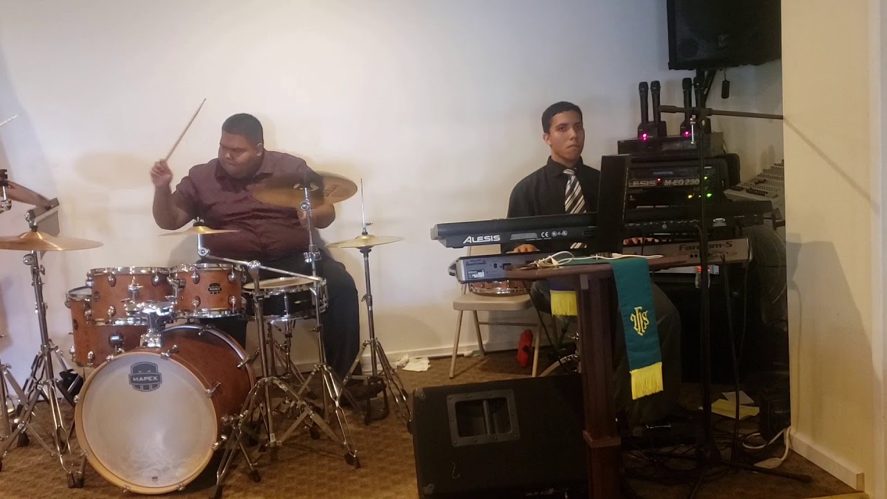 Coro coundo el pueblo alaba a Dios