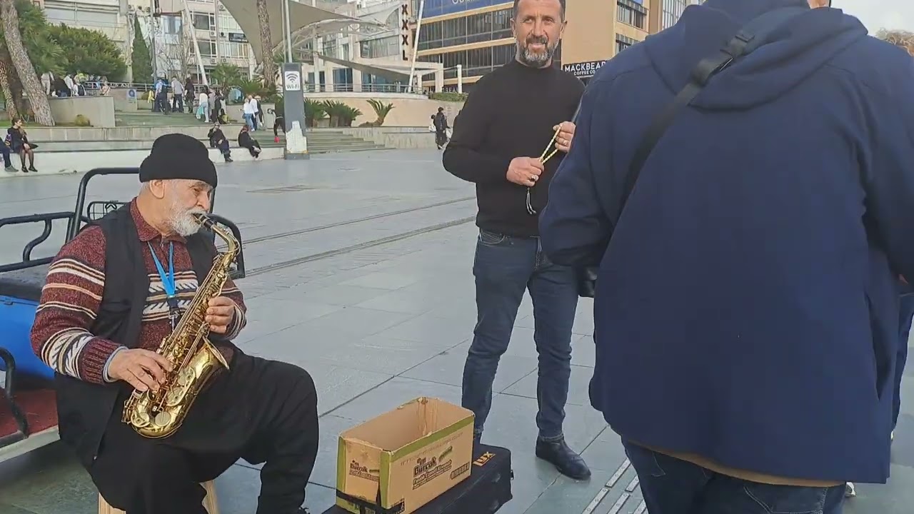 Ekmek parası.. yasli amca  müzikle azda olsa para kazaniyor