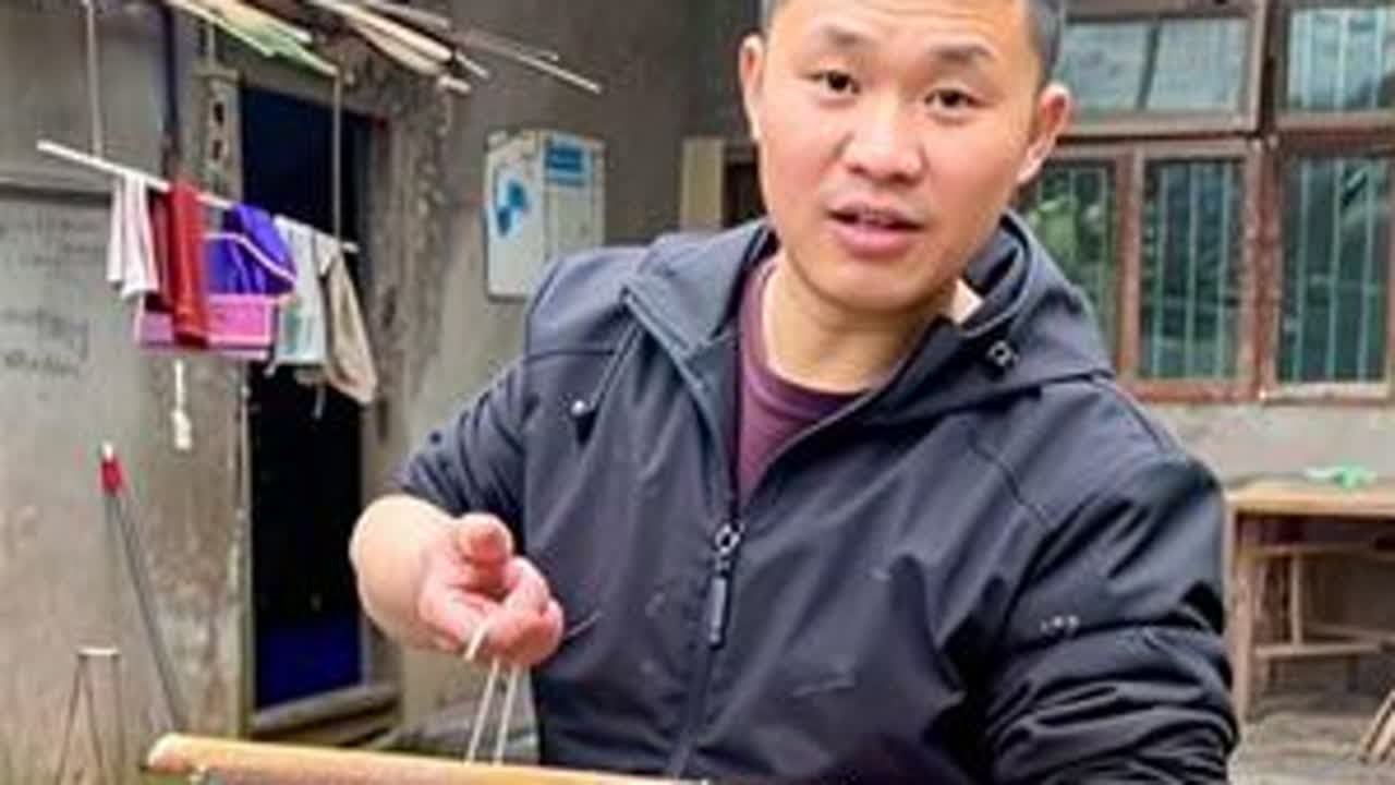 年猪都杀了这么久了，夫妻俩今天抽空回娘家把腌的肉洗了，最后小冯还不忘给爷爷一块肉#我的乡村生活 #新农人计划 #记录真实生活 #腊味 #夫妻日常