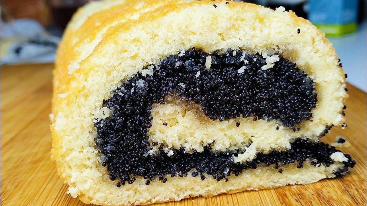 Много начинки и нежнейшее тесто: бисквитный рулет с маком 