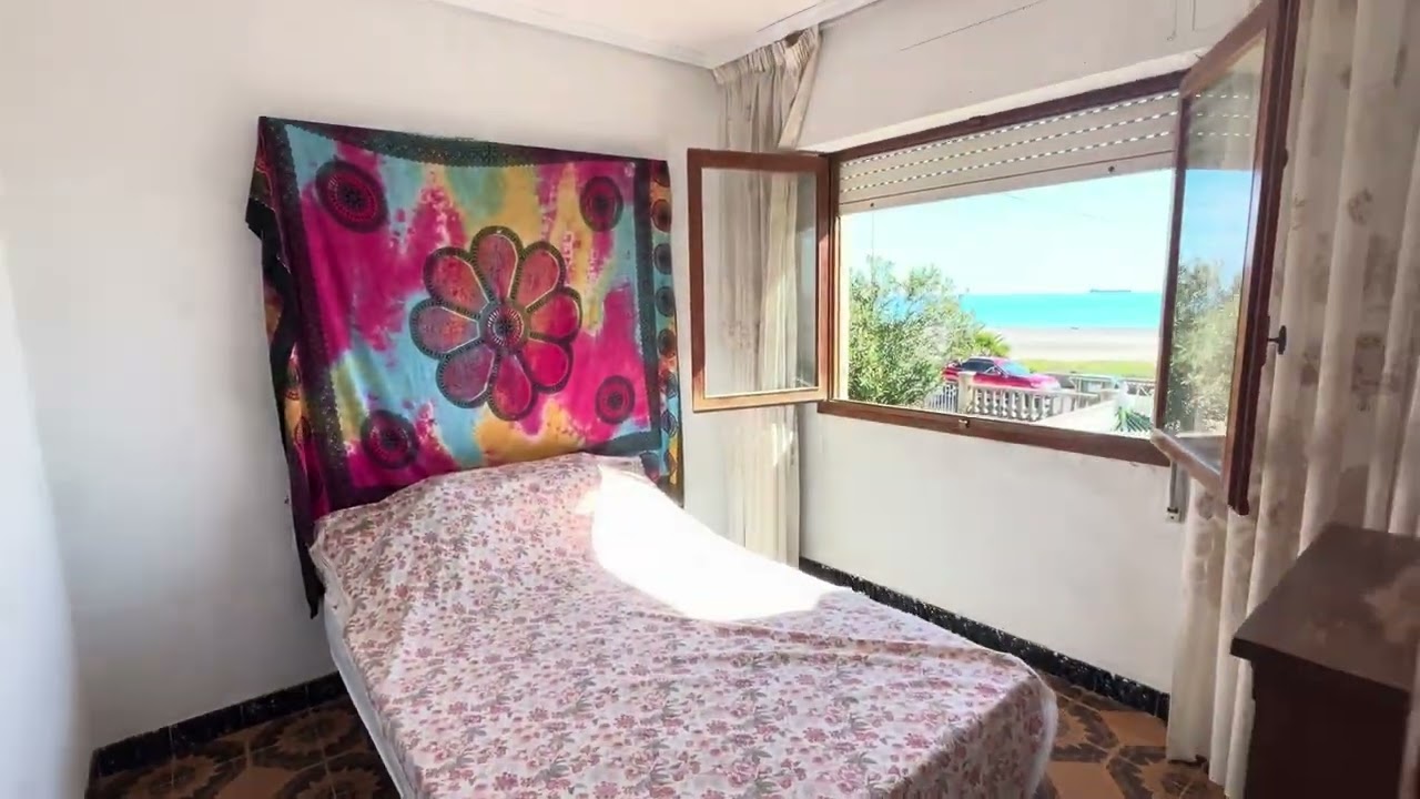 UNIQUE OPPORTUNITY! 4 bedroom family home, first line on the beach, Almassora, Castellón