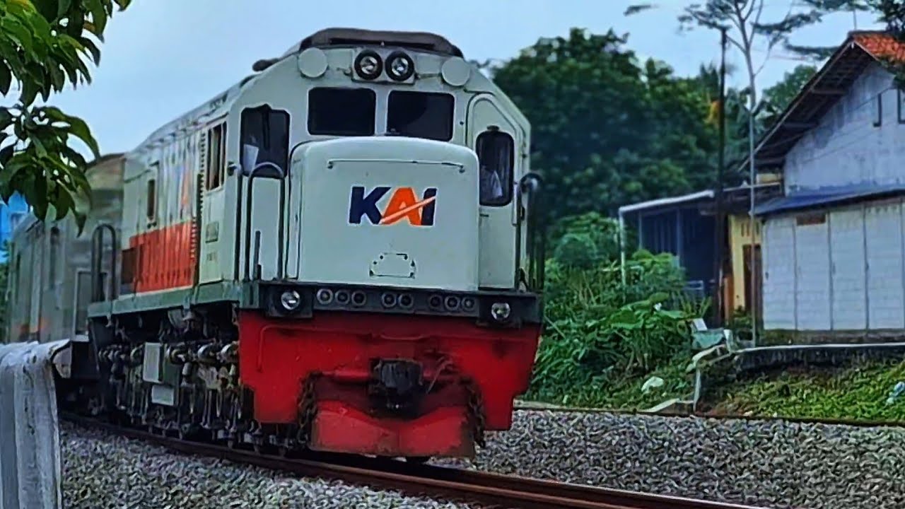 KERETA API PANJANG‼️ HUNTING 33 KERETA API NGEBUT DI PERLINTASAN MENIKUNG