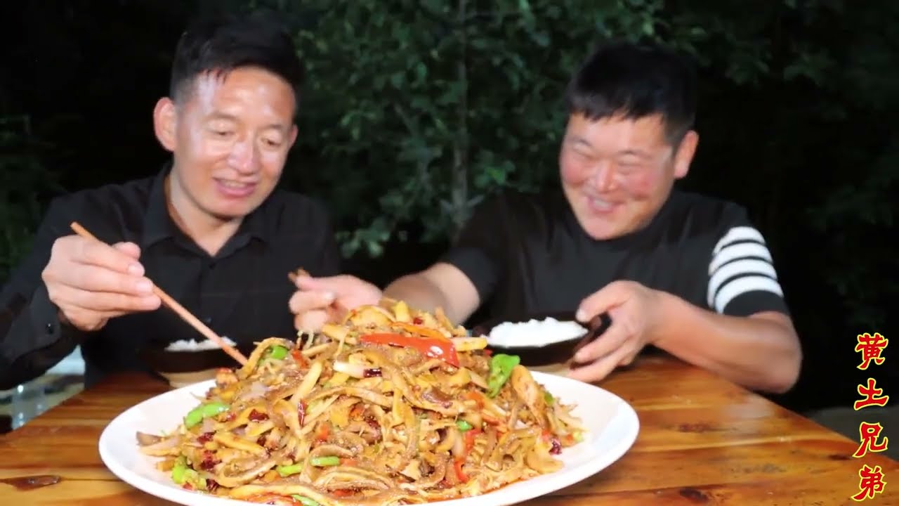 兄弟俩买个臭牛肚下酒吃，连洗带煮折腾一下午，啤酒对瓶吹真豪爽