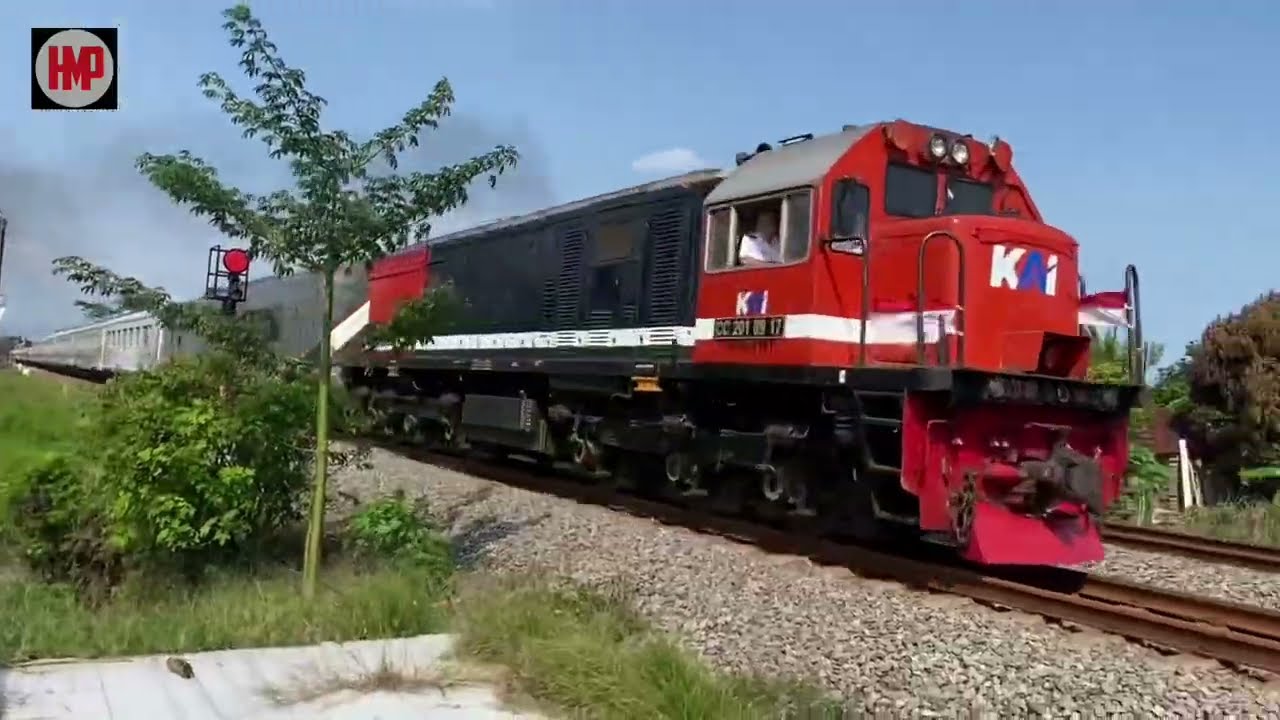 “Nonton kereta api yang meped banget dengan jalan raya❗️