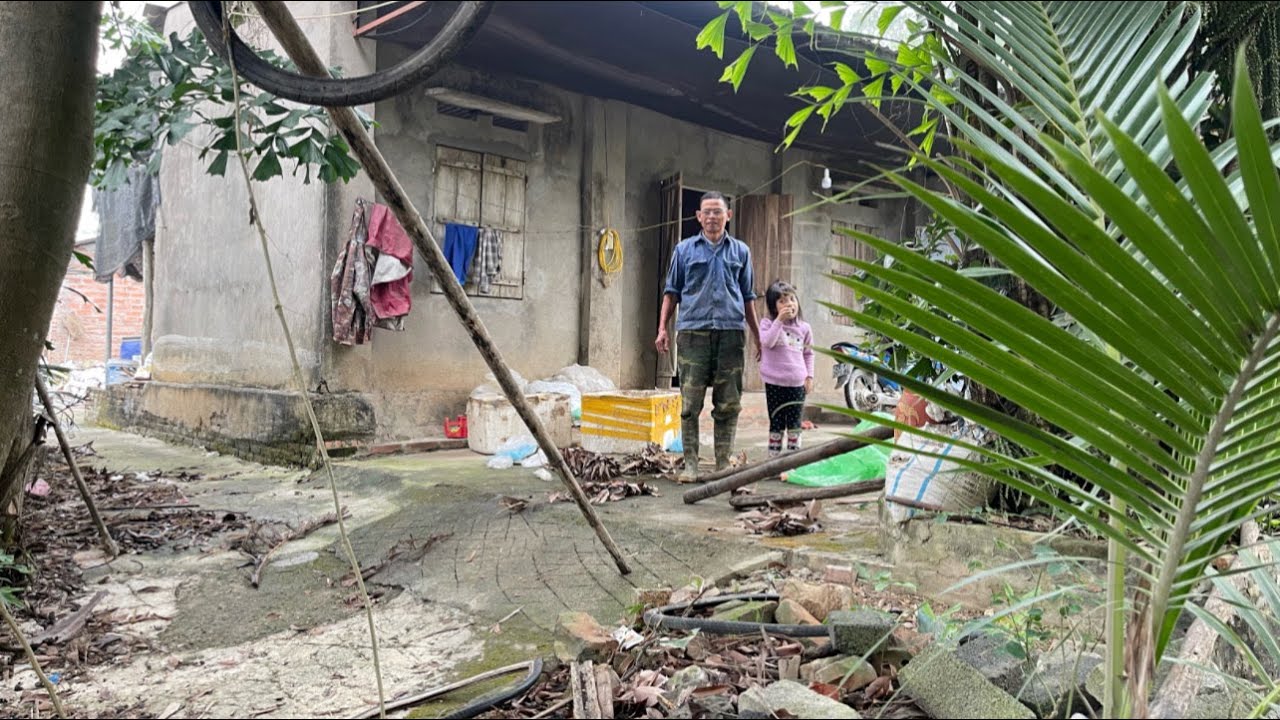 HELP 65-YEAR-OLD FATHER AND 5-YEAR-OLD DAUGHTER clean up their messy house FULL OF WASTE.
