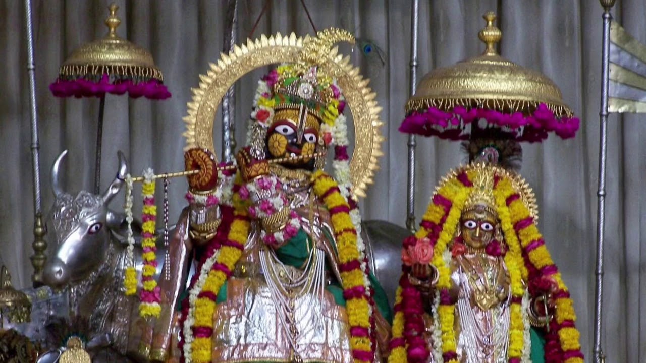 Pad kirtan at Govind Dev Ji ( Bhojan kije Mohanlal)
