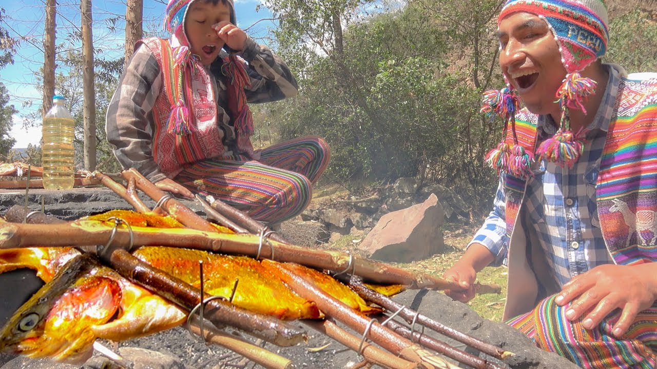 Salmón o TRUCHA increíblemente tierno cocinado en aire libre || Sobreviviendo en campo con mi Hijo