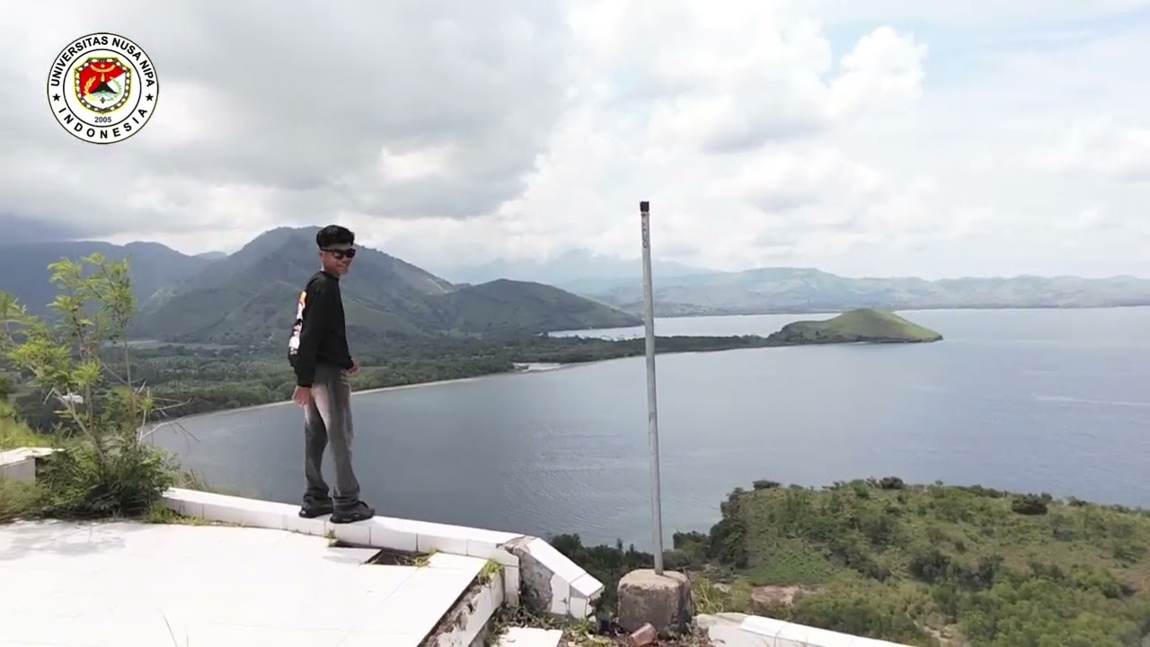 Pemandangan alam Bukit Tanjung Kajuwulu Maumere Sikka, NTT