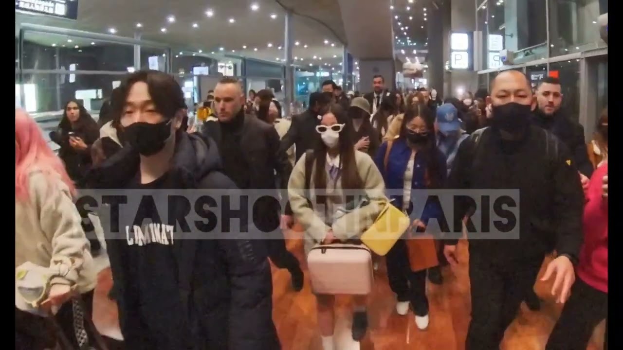 NMIXX 엔믹스 JYP arrives in Paris for fashion week