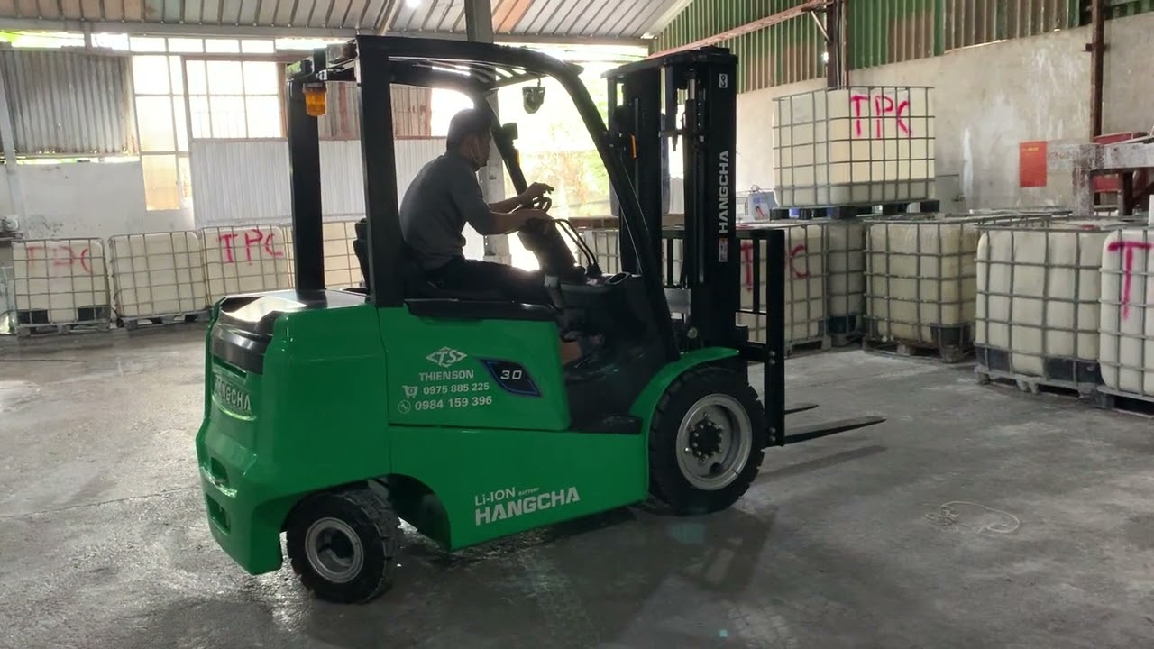 Khách Hàng Thử Nâng Hóa Chất Bằng Xe Nâng Điện Lithium 3 Tấn Hangcha - Xenanghangchagiatot.vn