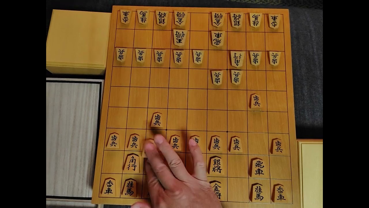 駒師、２代目光匠作の盛上駒　本榧１枚造り卓上２．５寸の将棋盤　本榧製の駒台　盛上げ駒を入れる桐製の平箱　