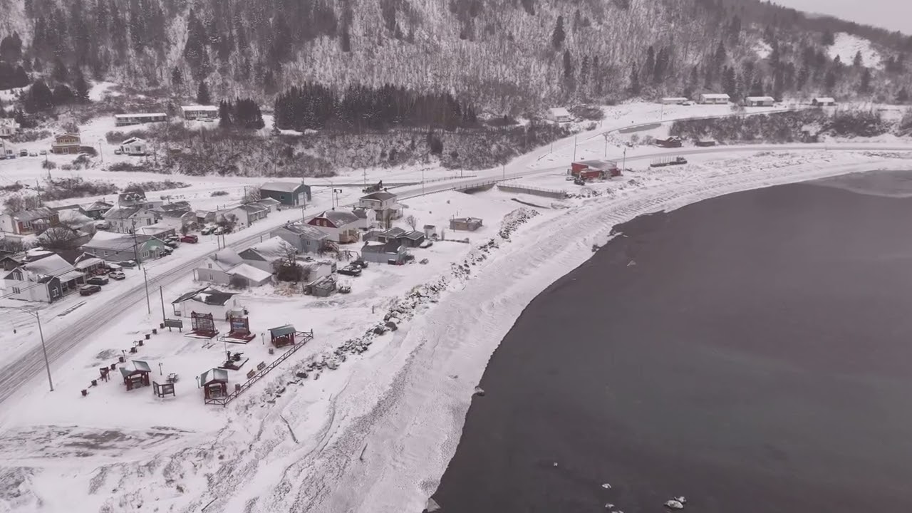 dji mini 4pro et air3 sous couverture neigeuse dans le village de gros morne