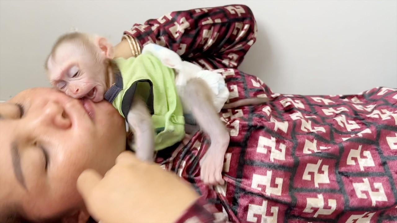 Mom Kiss Super Love Affectionate Lil Tiny Tauch