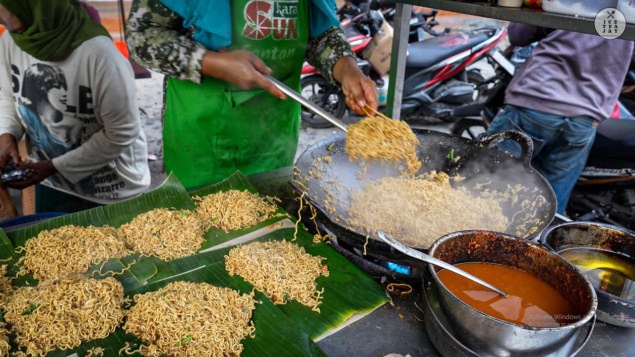 Non Stop Cooking ! Famous $0.6 Fried Noodles - Indonesian Street Food