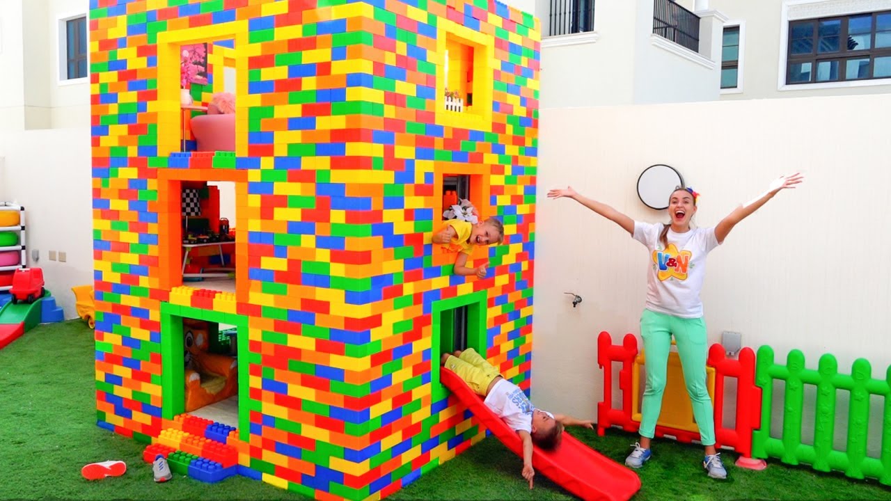 Vlad y Niki juegan con bloques de juguete de colores y construyen una casa de tres niveles