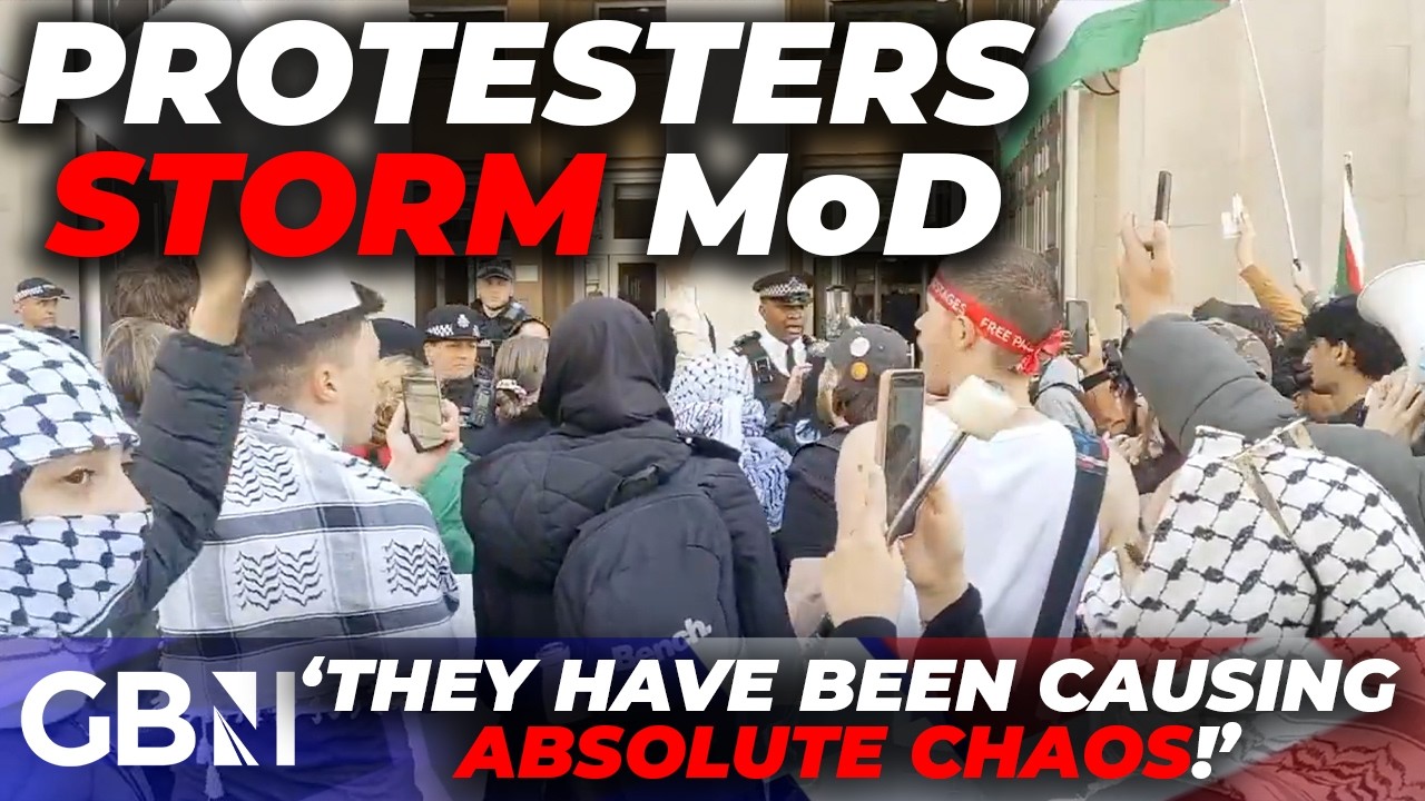 СМОТРИТЕ: Пропалестинские протестующие Штурмовали Министерство обороны и помешали офицерам Короле...