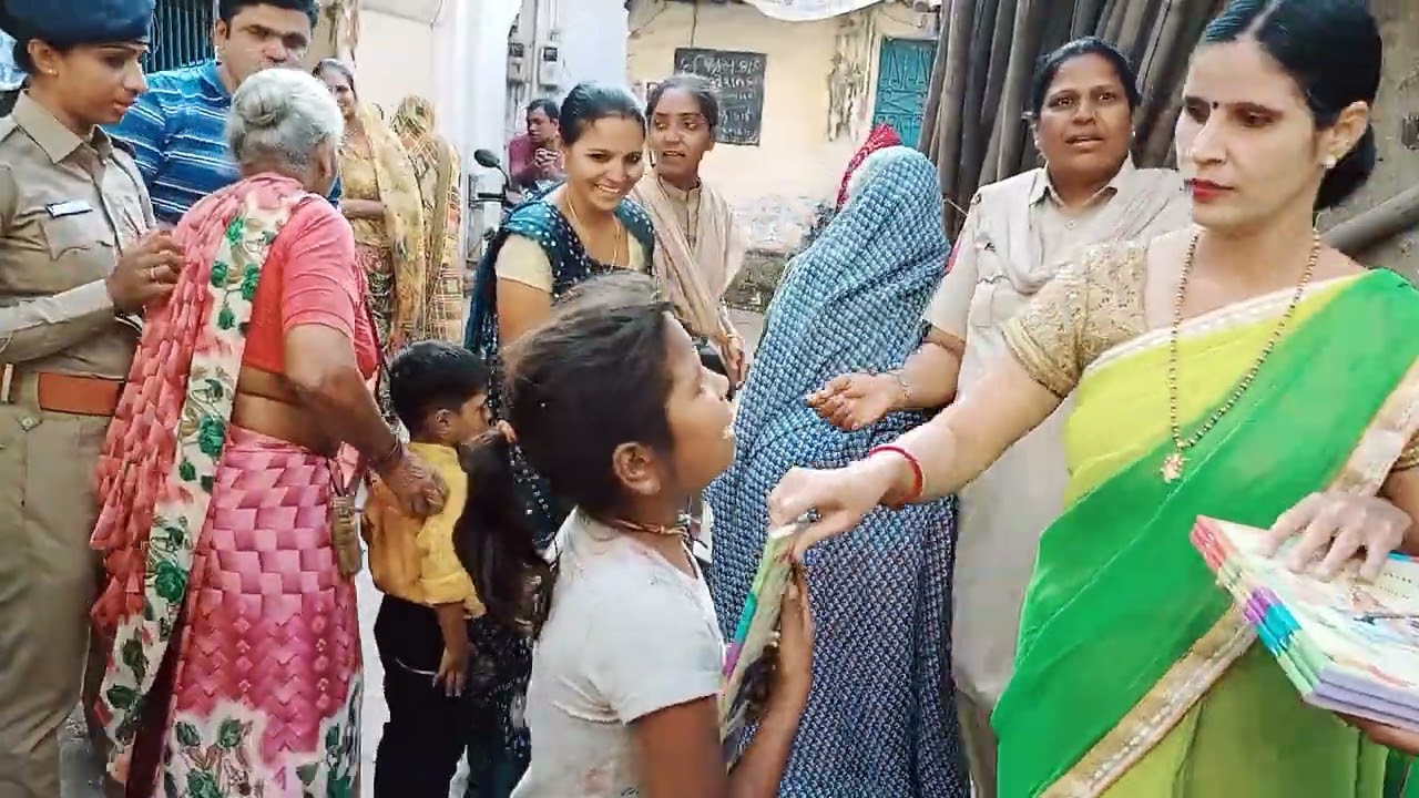 फ्री नोटबुक वितरण
