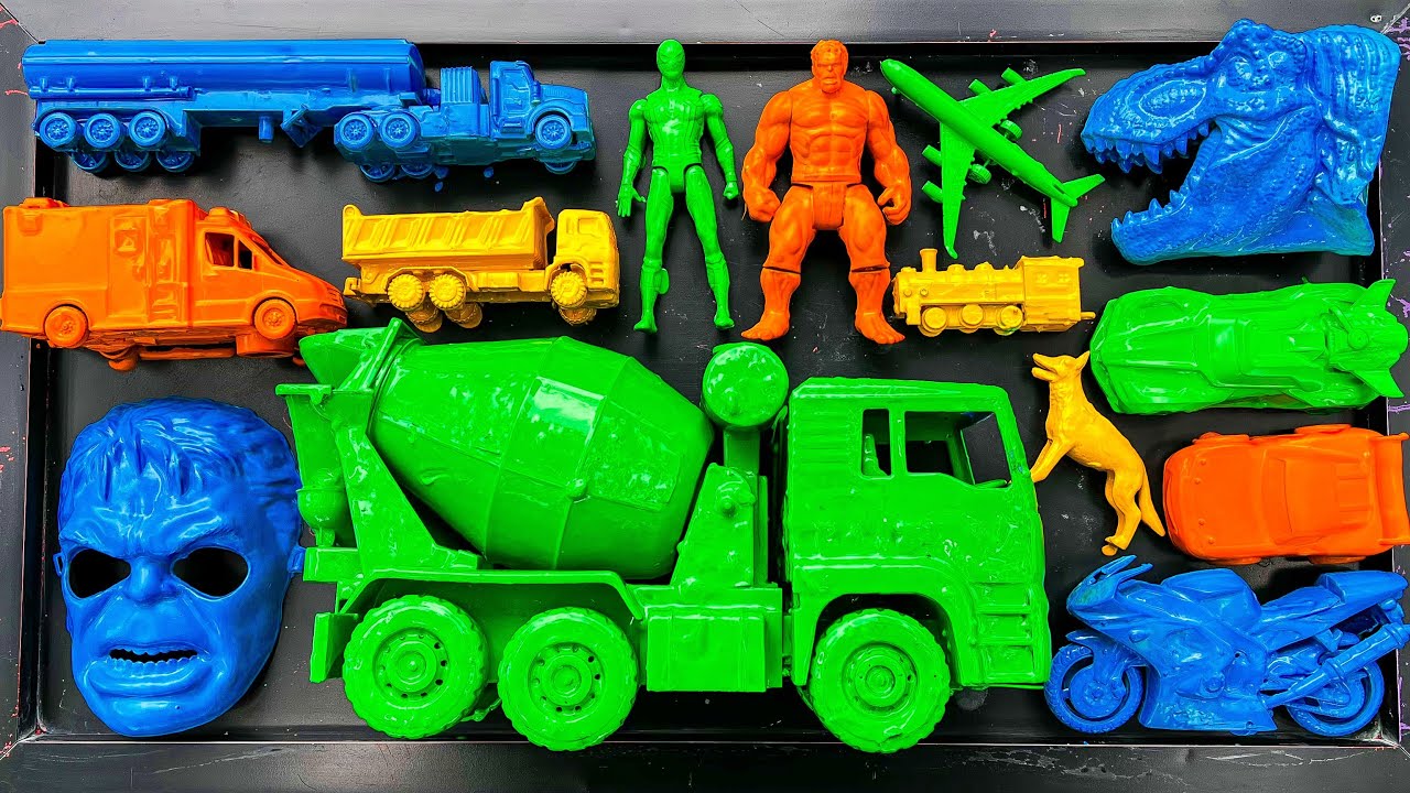 Membersihkan mainan mobil mobilan, mobil ambulance, truk tangki, motor balap, kereta api, hulk