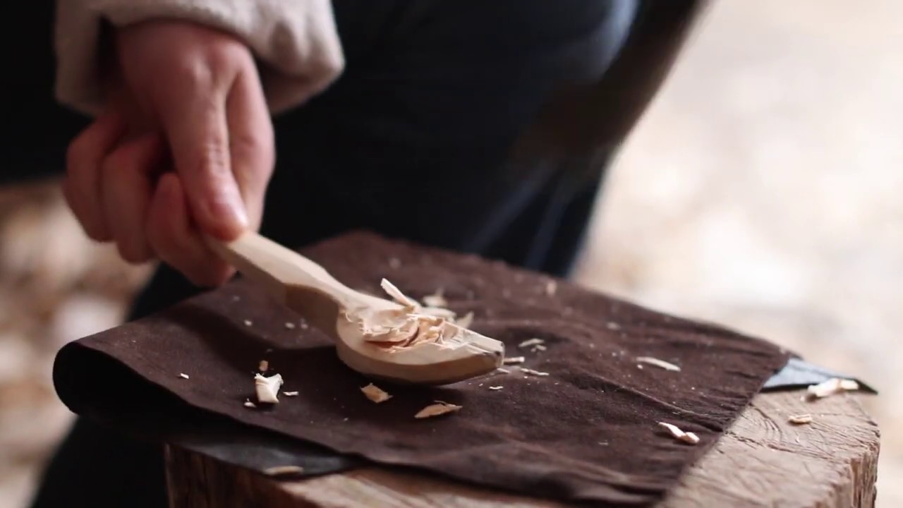How I hollow a spoon bowl using adze and hook knife