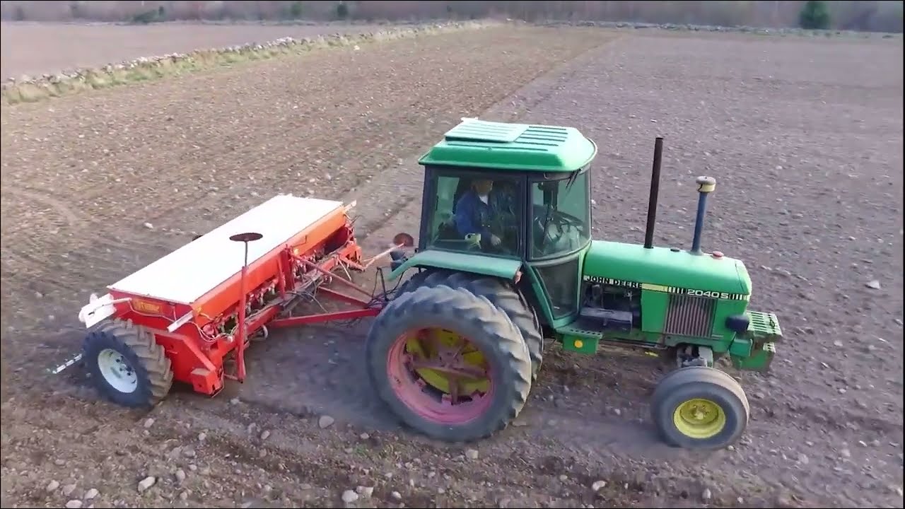 Tume seeder KL300 on field in Sweden
