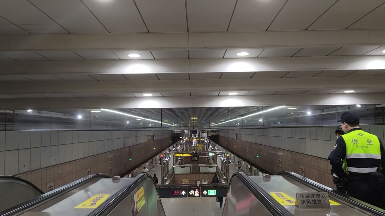中正紀念堂站 月台列車進出站的畫面