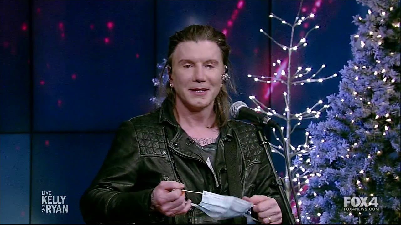 Johnny Rzeznik singing 