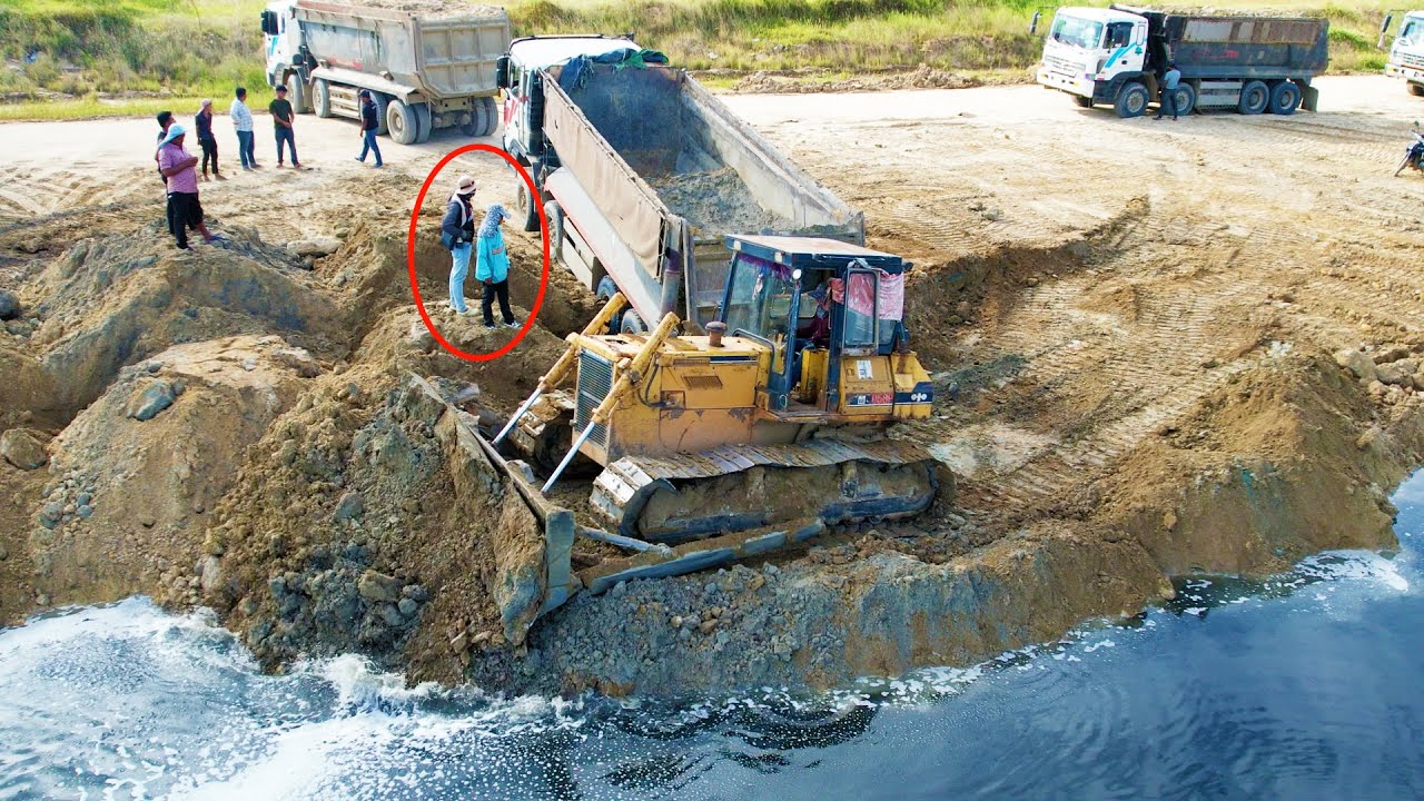 Be Careful! Incredible 25ton Dump Truck Fails Back Stuck by Landslide Down