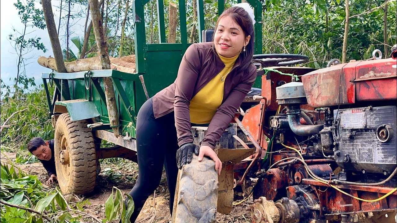 Talented girl: Rescues a tractor transporting timber that encountered a problem with its axle 