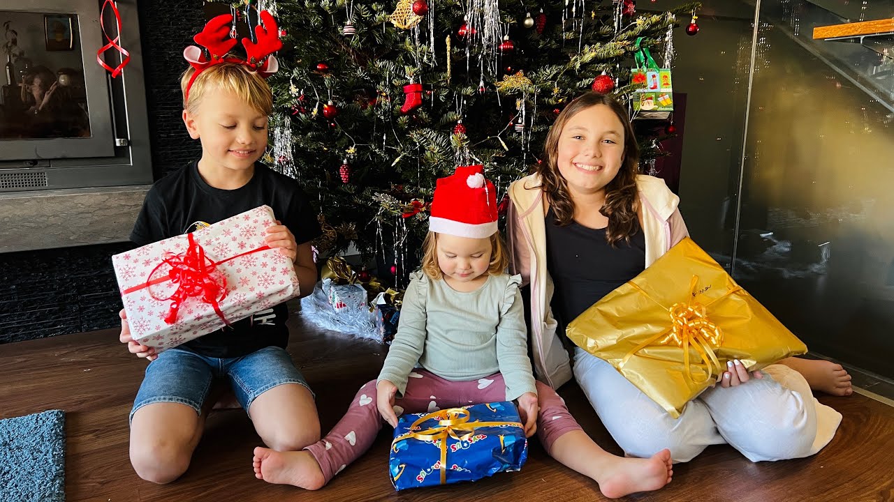 Vad får Alma, Harry & Laura i julklapp? Jul hos The Swedish Family VLOGG