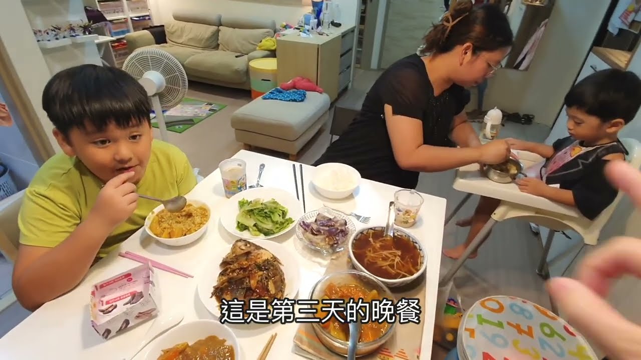 哥哥牙齒長歪..戴牙套前三天，吃飯適應如何？弟弟貼心的餐桌服務！