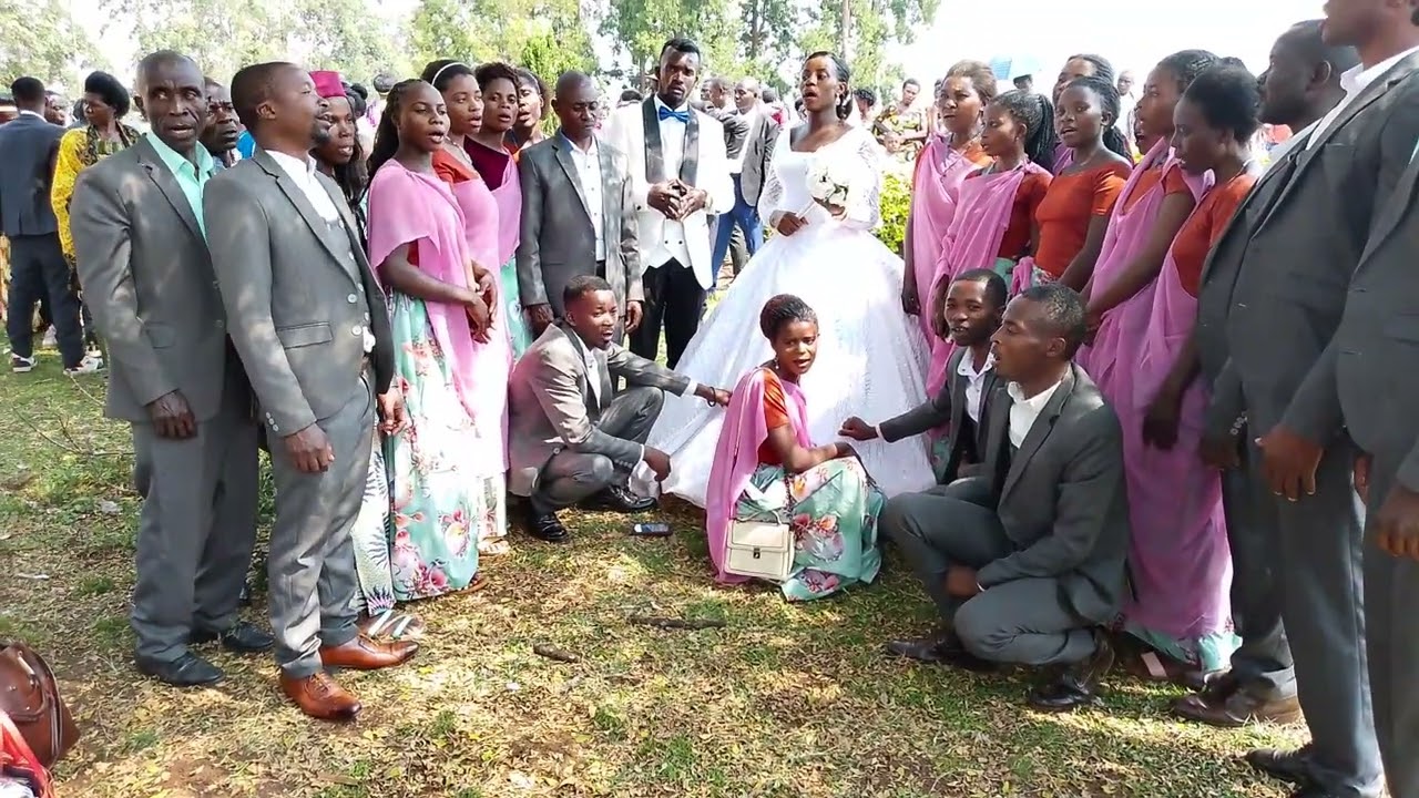  Mariage   ya Flaurent na Alice  chorale kristu twishimiye umunsi mwiza wibirori byanyu.