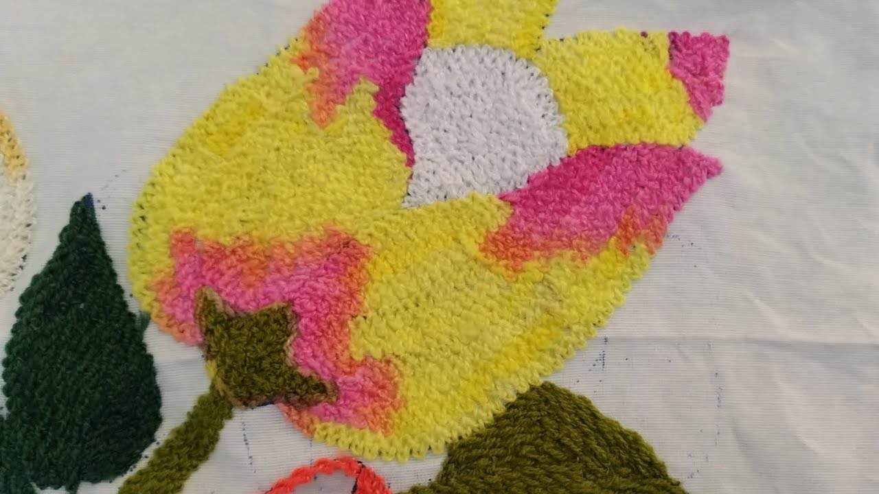 Bordando una flor i ense&ntilde;ando la puntada de ajonjol&iacute;  