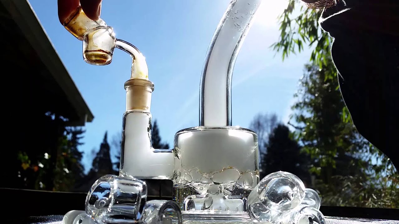 [HD] Golden Glob Off The Super Thick Quartz Banger