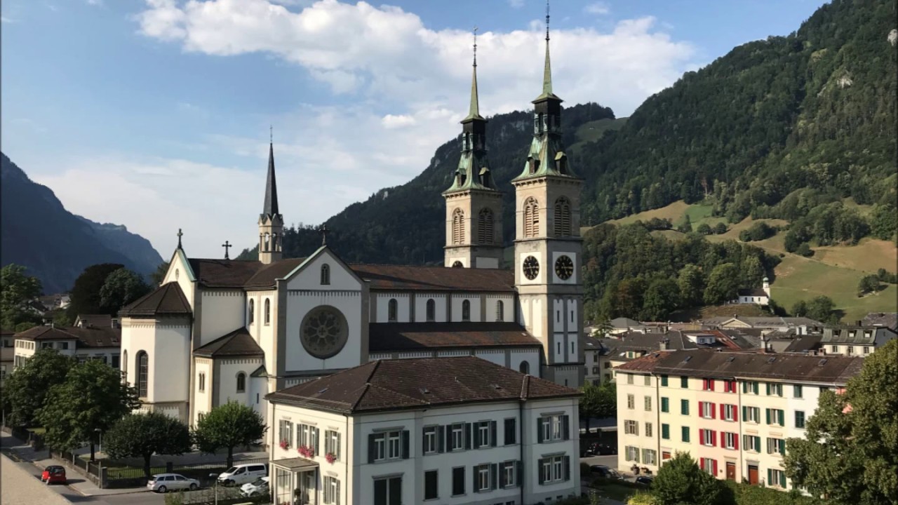 CH - Glarus (GL) Sonntageinläuten der beiden Stadtkirchen