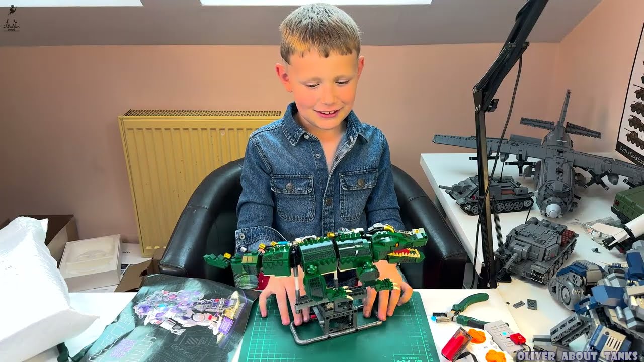 Киборги из LEGO: Оливер собирает большую модель космонавта-киборга