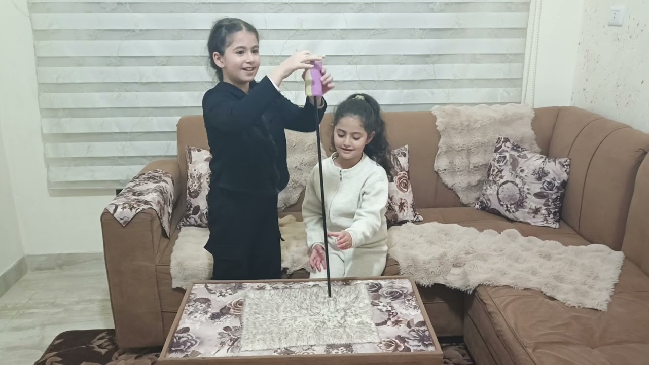 زينة وغزل 😍 تحدي تمسك بسرعة ولا يقع الدولاب داخل العصاية ! 😱😂 | تحدي مضحك للأطفال