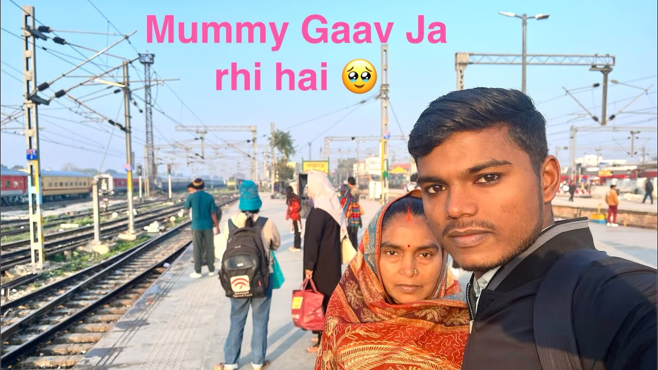Mummy gaav jaa rhi hai train se 🥹🥲