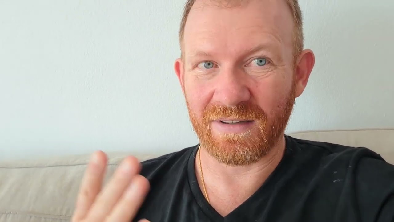 Phrasal verb SHOW UP en inglés y cómo usarlo